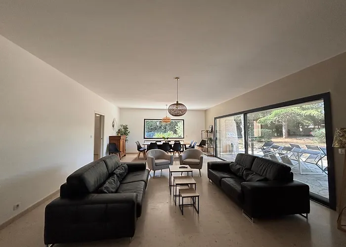 Villa La Des Pins Avec Piscine Et Tennis Garons